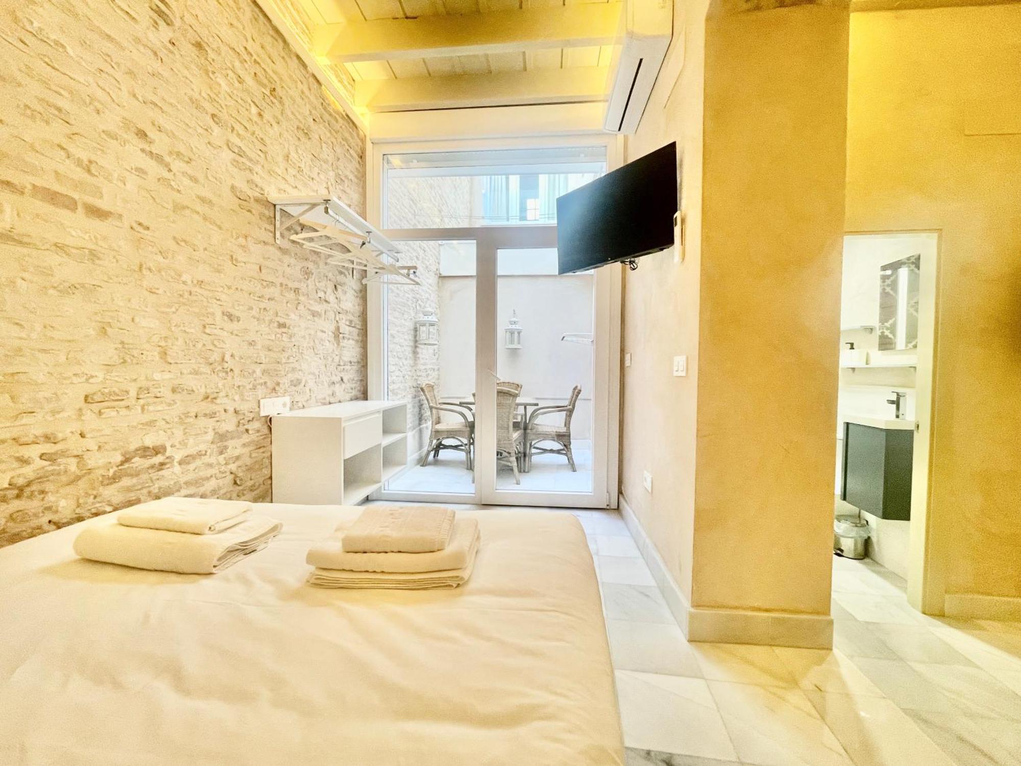 Click Triana - Patio Privado Apartment Севиля Екстериор снимка