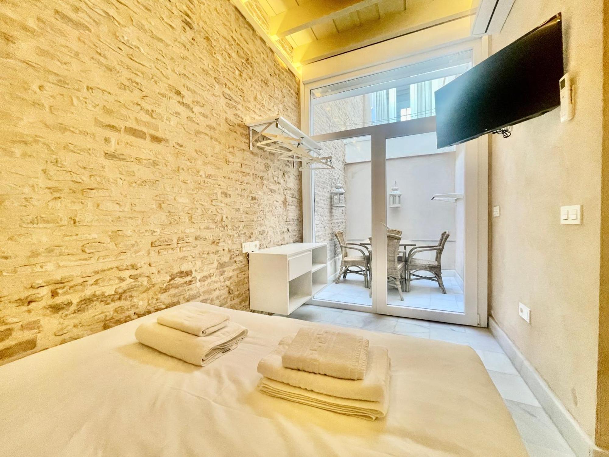 Click Triana - Patio Privado Apartment Севиля Екстериор снимка